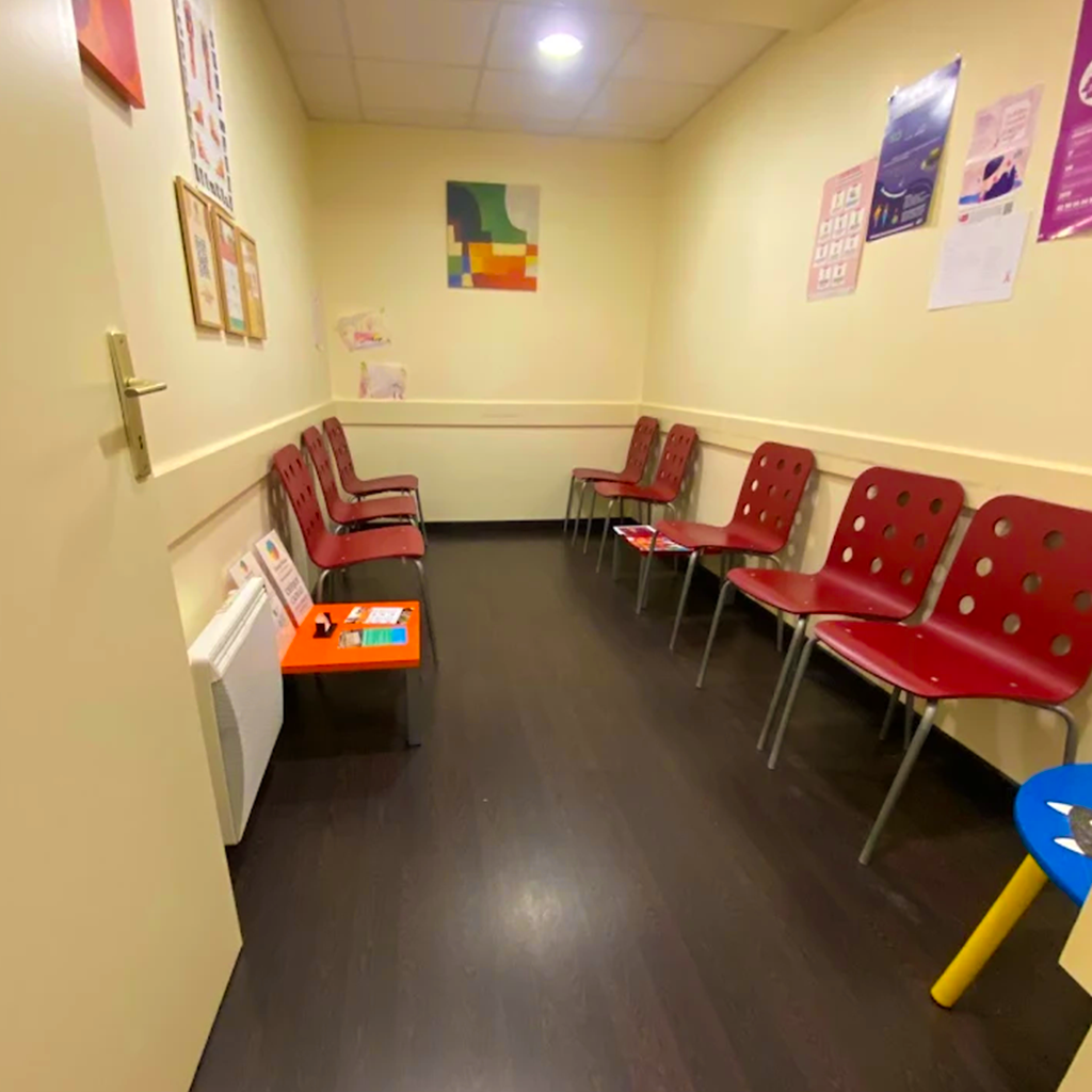 Salle d’attente du cabinet d’ostéopathie à Bruz, espace calme et accueillant