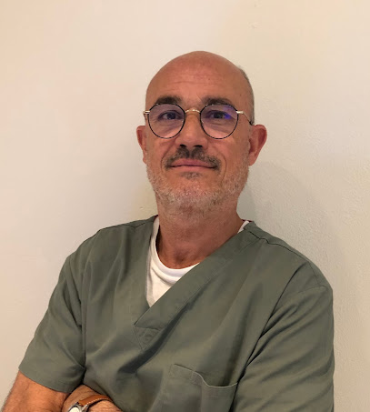 Tanguy Nedelec est un ostéopathe expérimenté installé à Bruz depuis plus de trente ans. Formé d’abord en kinésithérapie à l’IFMK de Rennes puis en ostéopathie à l’école de Genève, il met aujourd’hui son savoir-faire au service de l’humain avant tout. Son approche bienveillante et globale vise à comprendre chaque patient dans sa singularité, en traitant la cause des déséquilibres plutôt que leurs seuls symptômes.